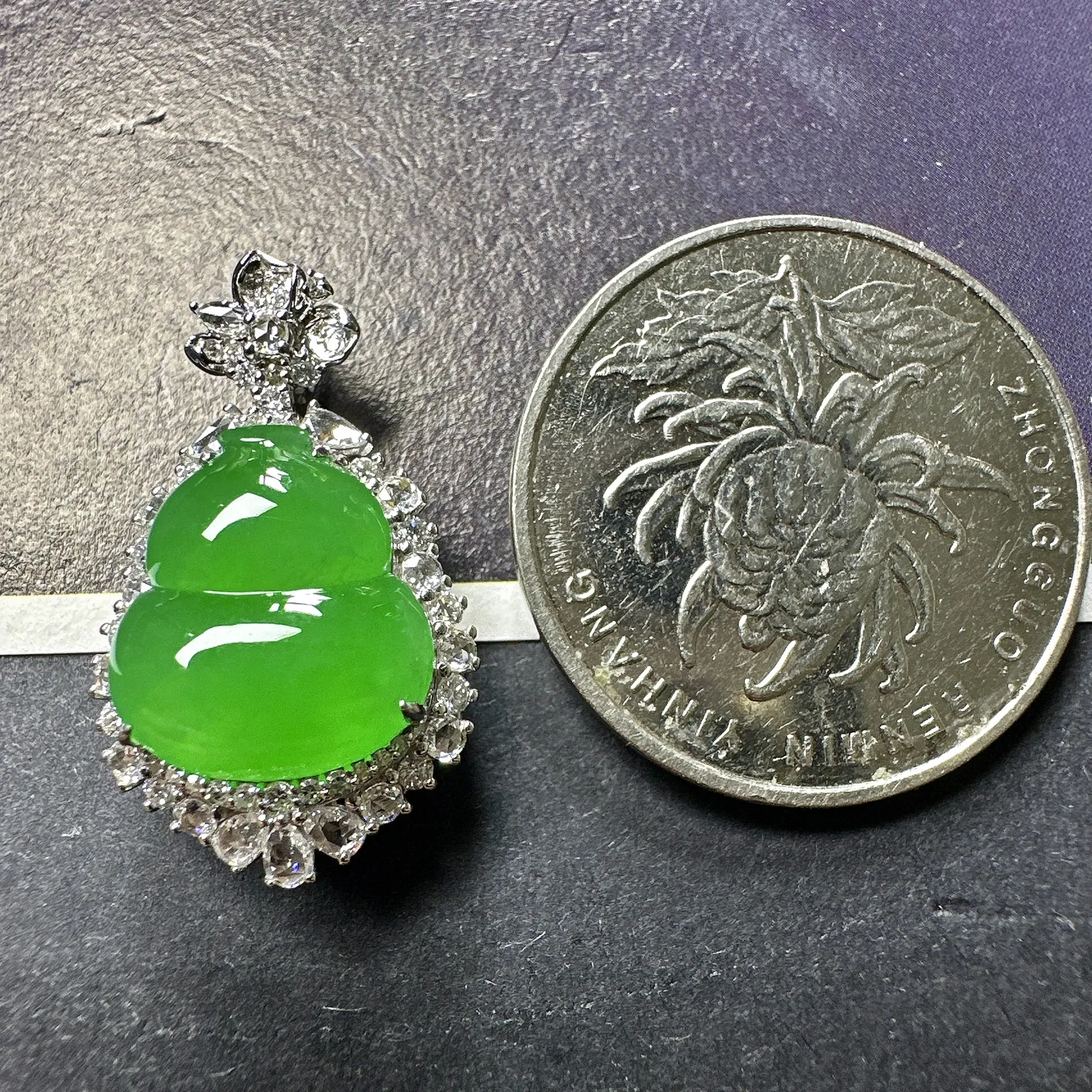 【冰种满绿葫芦】种水色俱全，冰透闪亮，通透感饱满度很好，18k金钻豪华镶嵌，裸石尺寸12.7*11.8*4.2毫米