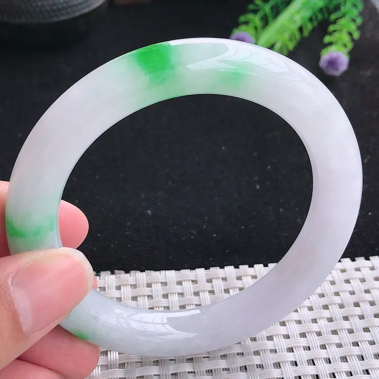 自然光57.5/10.5/10.8老坑冰润水灵白底青飘辣阳绿圆条手镯翡翠玉镯美人镯