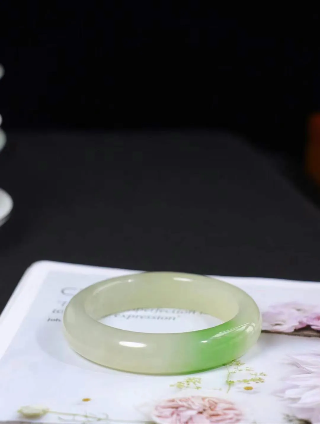 【翠色怡人】

收藏传家级臻品和田玉翠青冰底手镯，精品超级美镯，玉质细腻饱满，️温润脂香，仙雾缥缈，怡静如画，意蕴十足～，戴于腕间，神秘与高贵并存，给人以出尘的风雅，优美脱俗，气质非凡。

重82.1克 圈口59mm尺寸59-15-10mm I06124706325