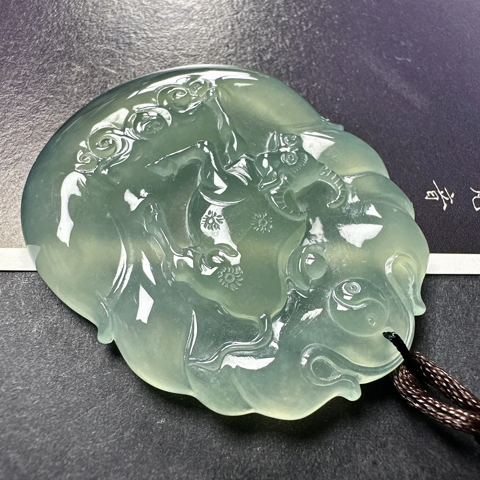 【冰种晴底牛转乾坤】质地冰润细腻，种老起光，冰润十足