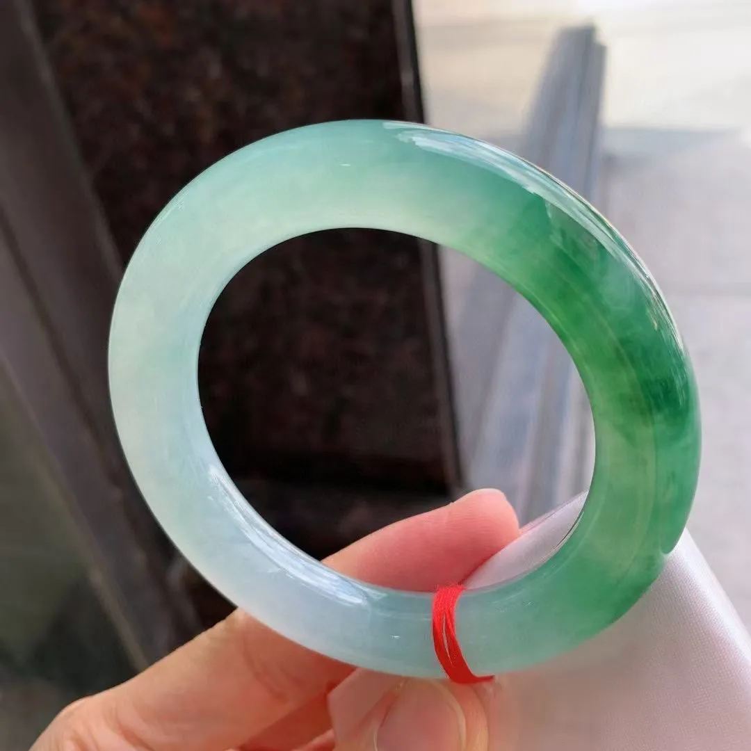 带色圆条
尺寸：57.4-12.4-12.1
色辣辣，底色均匀，种水很好，晶体细，卖相不错，上手效果好