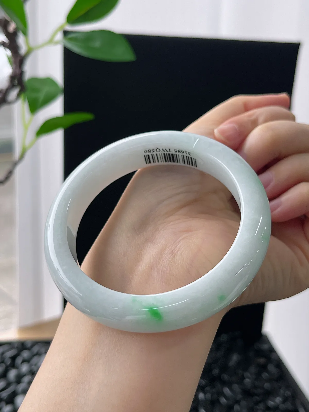 正圈58.5圈口，翡翠糯化种飘一点绿手镯
