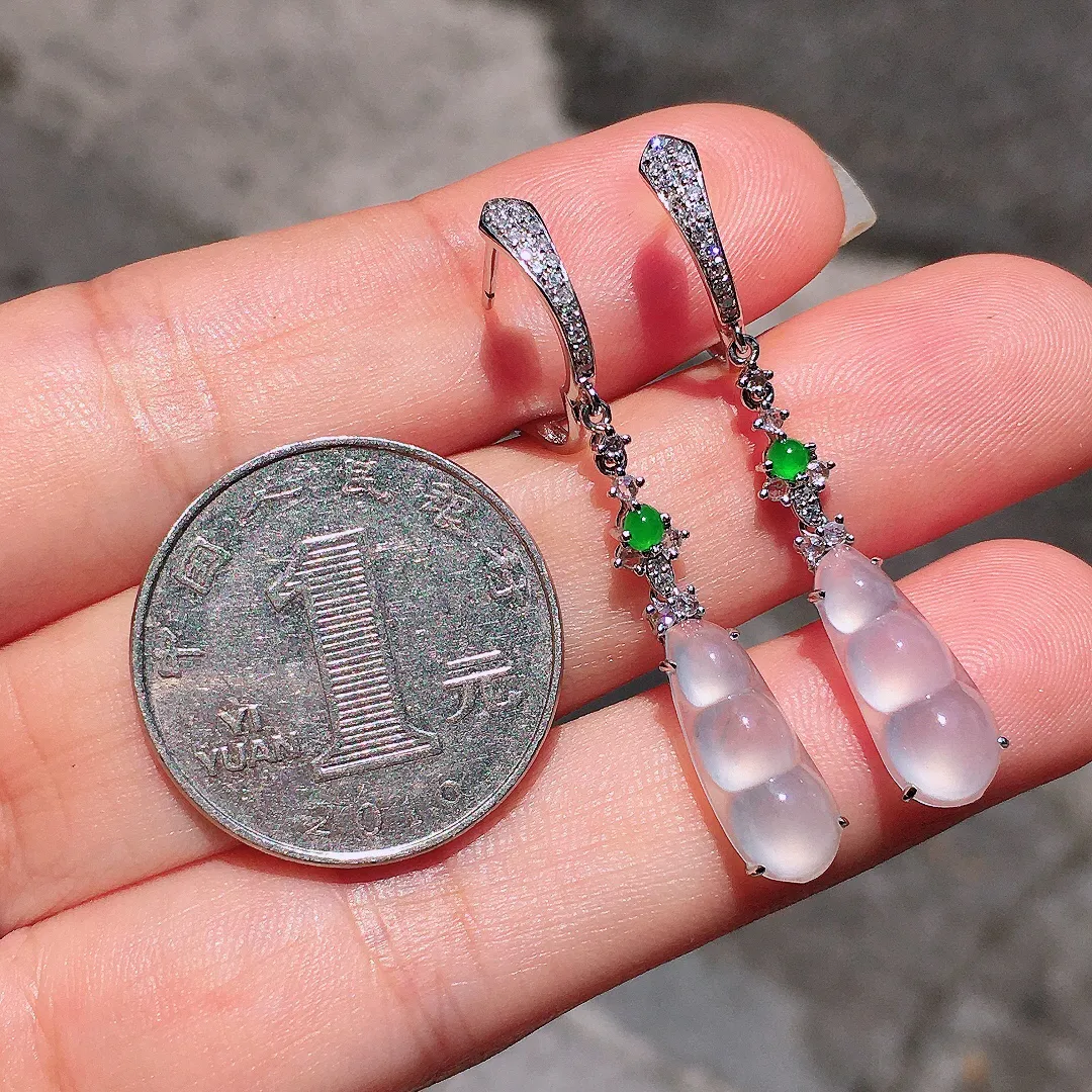 冰种福豆耳坠，玉质细腻，荧光感超
强，饱满圆润，气质满满。18k
金豪华镶嵌