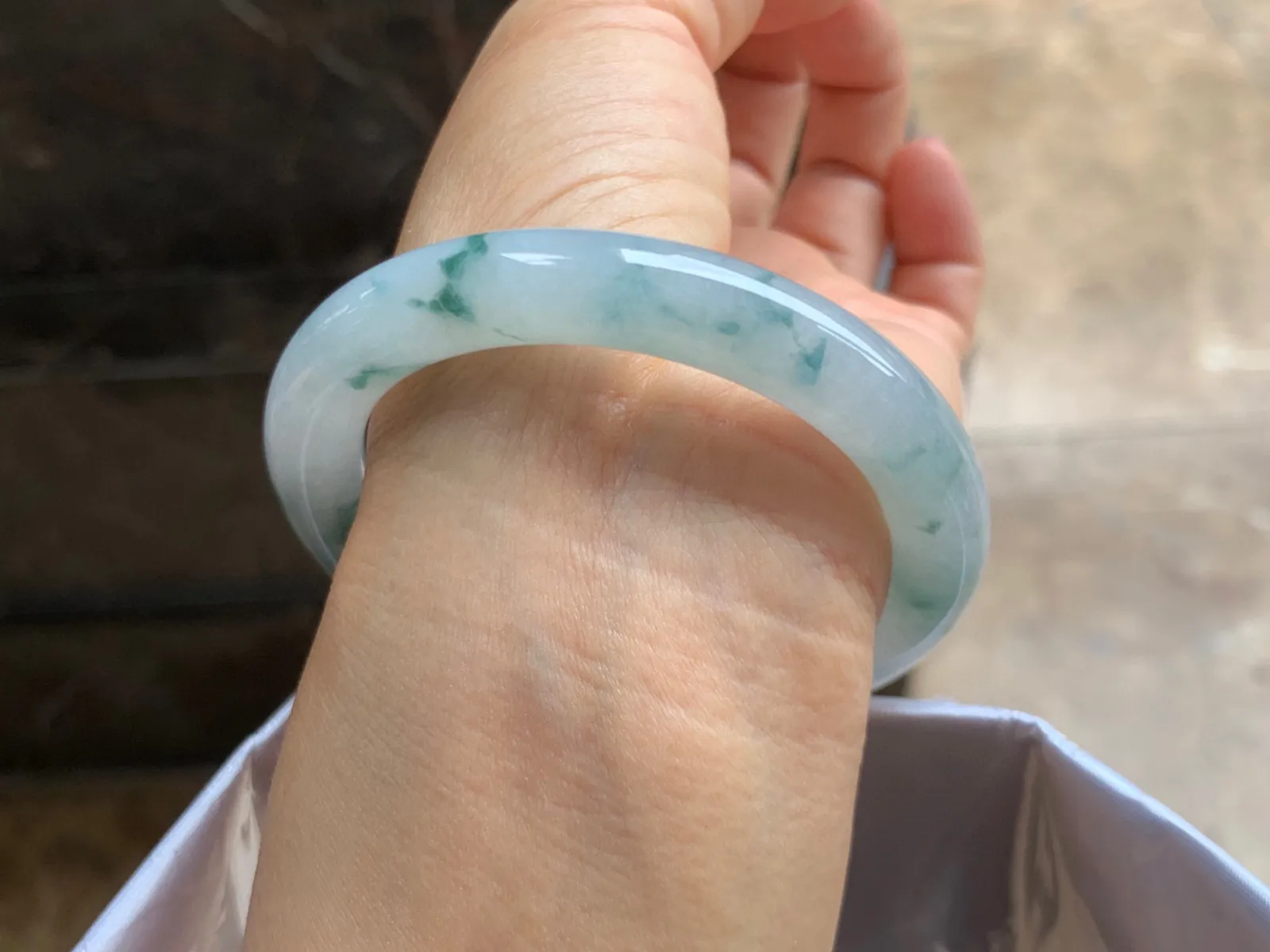 53.5-9.5mm
飘花圆条手镯 底子细腻 花色均匀