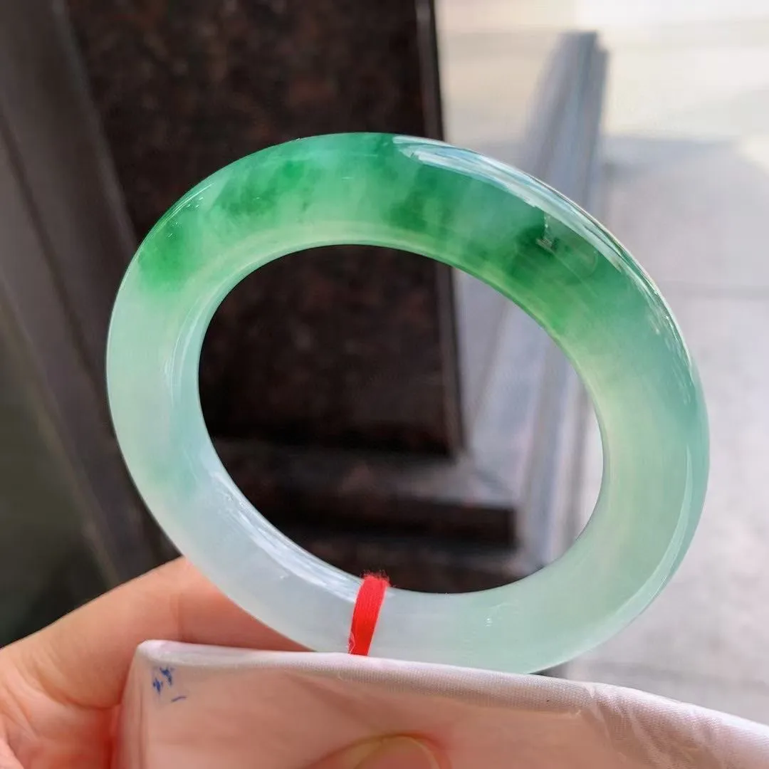 带色圆条
尺寸：57.4-12.4-12.1
色辣辣，底色均匀，种水很好，晶体细，卖相不错，上手效果