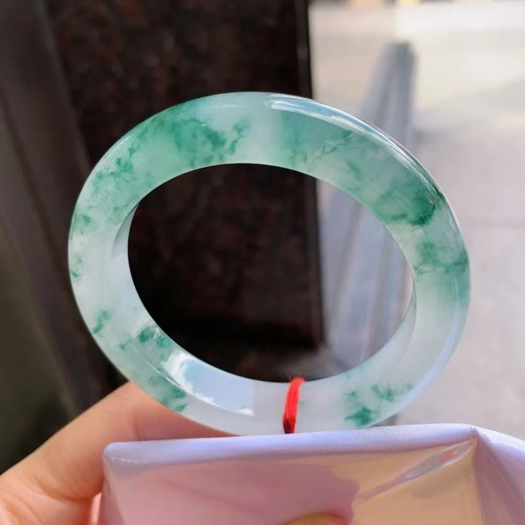 飘花正圈
尺寸：55.6-11.8-9.5
花型好，底色均匀，种水很好，晶体细，卖相不错，上手效果好