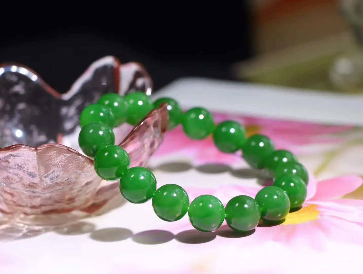 【腕间风华.手串】

精品️和田玉碧玉圆珠手串，天然纯净，玉质细腻，圆润如珠，佩戴于腕间，尽显高贵