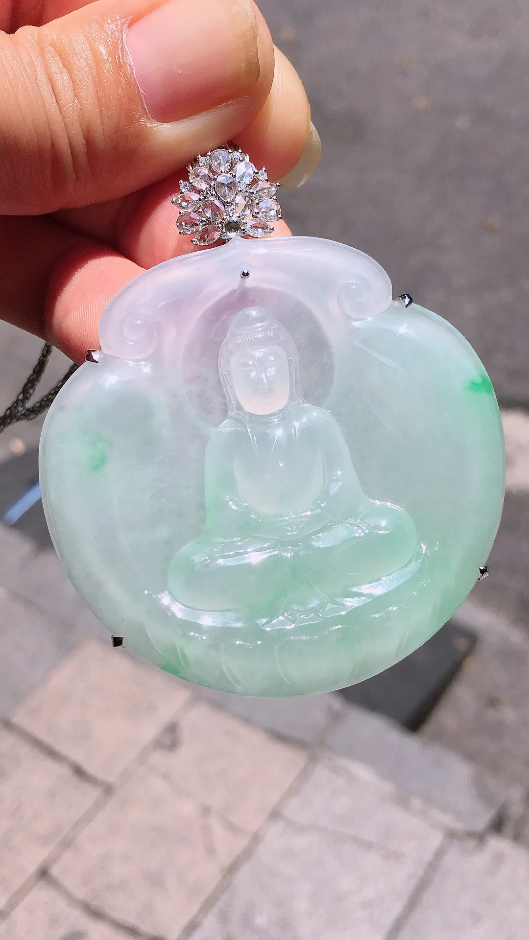 飘绿观音吊坠，色泽艳丽，玉质细腻，荧光感超
强，饱满圆润，气质满满。18k
金豪华镶嵌