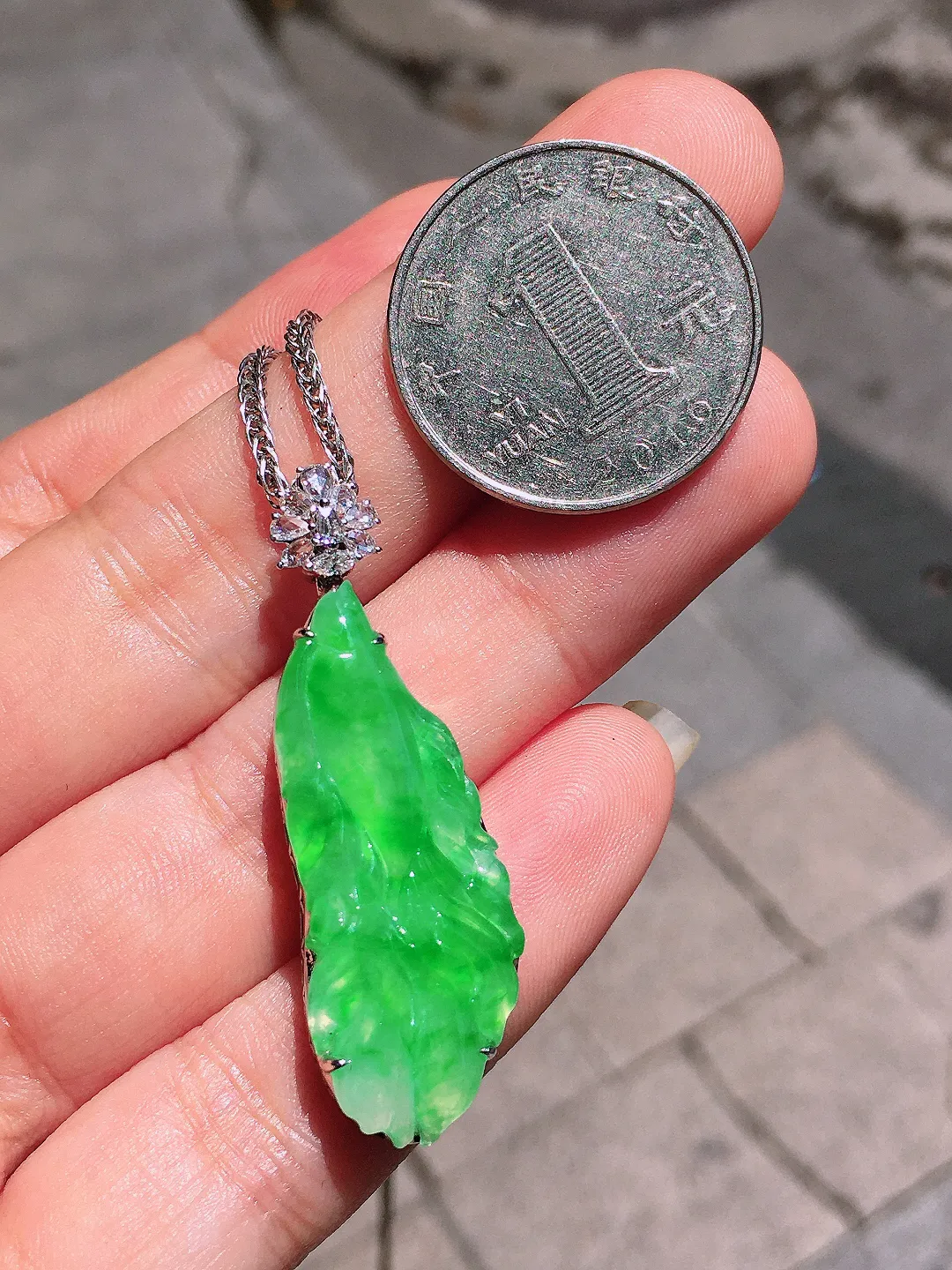 阳绿【年年有余】吊坠，色泽均匀艳丽，玉质细腻，荧光感超
强，饱满圆润，气质满满。18k
金豪华镶嵌