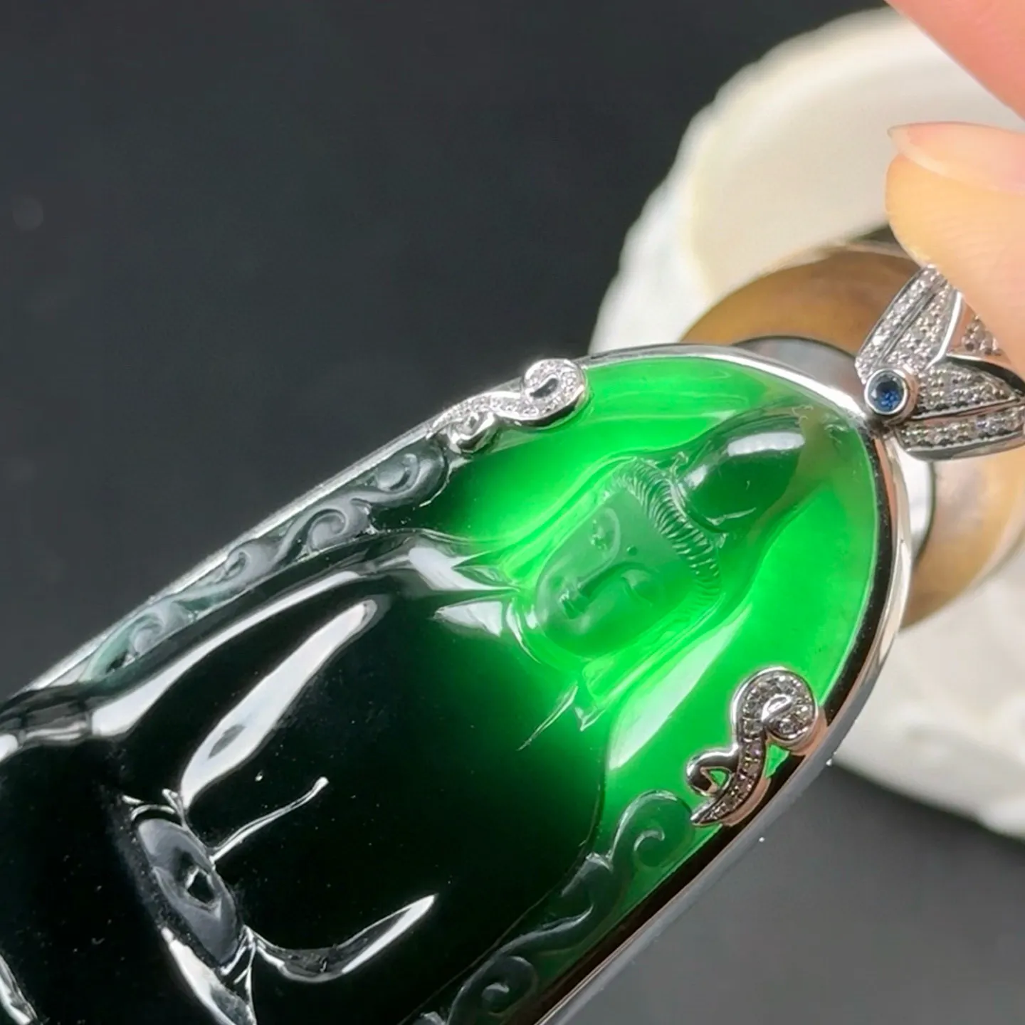 精品18k墨翠观音 种好色正 黑度极好 打灯通透 油性十足 尺寸62.8