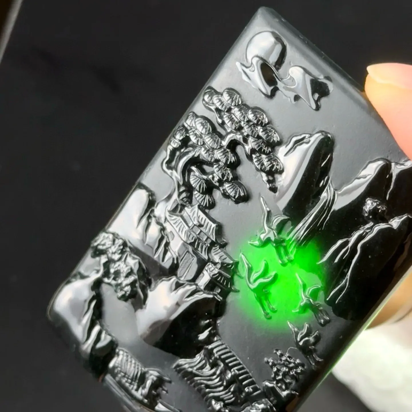 精品墨翠山水牌 种好色正 黑度极好 打灯通透 油性十足 尺寸61.7