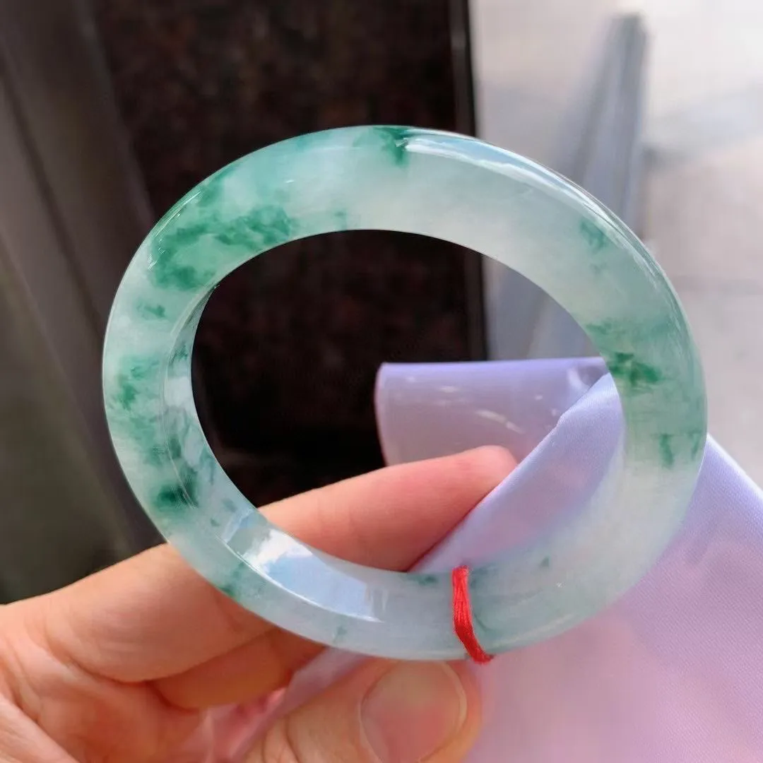 飘花正圈
尺寸：55.6-11.8-9.5
花型好，底色均匀，种水很好，晶体细，卖相不错，上手效果好