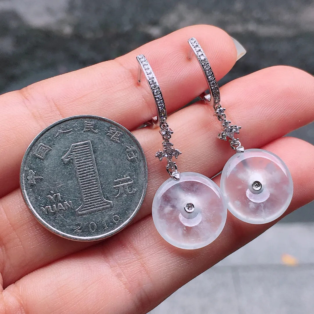 冰种平安扣耳坠，玉质细腻，荧光感超
强，饱满圆润，气质满满。18k
金豪华镶嵌