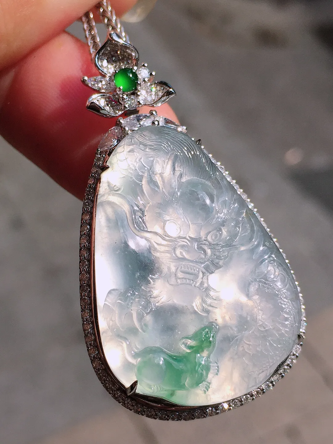 冰飘花【龙行天下】吊坠，色泽艳丽，玉质细腻，荧光感超
强，饱满圆润，气质满满。18k
金豪华镶嵌
