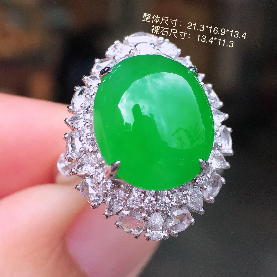 阳绿蛋面戒指/吊坠两用款，色泽均匀艳丽，玉质细腻，荧光感超
强，饱满圆润，气质满满。18k
金豪华镶嵌
