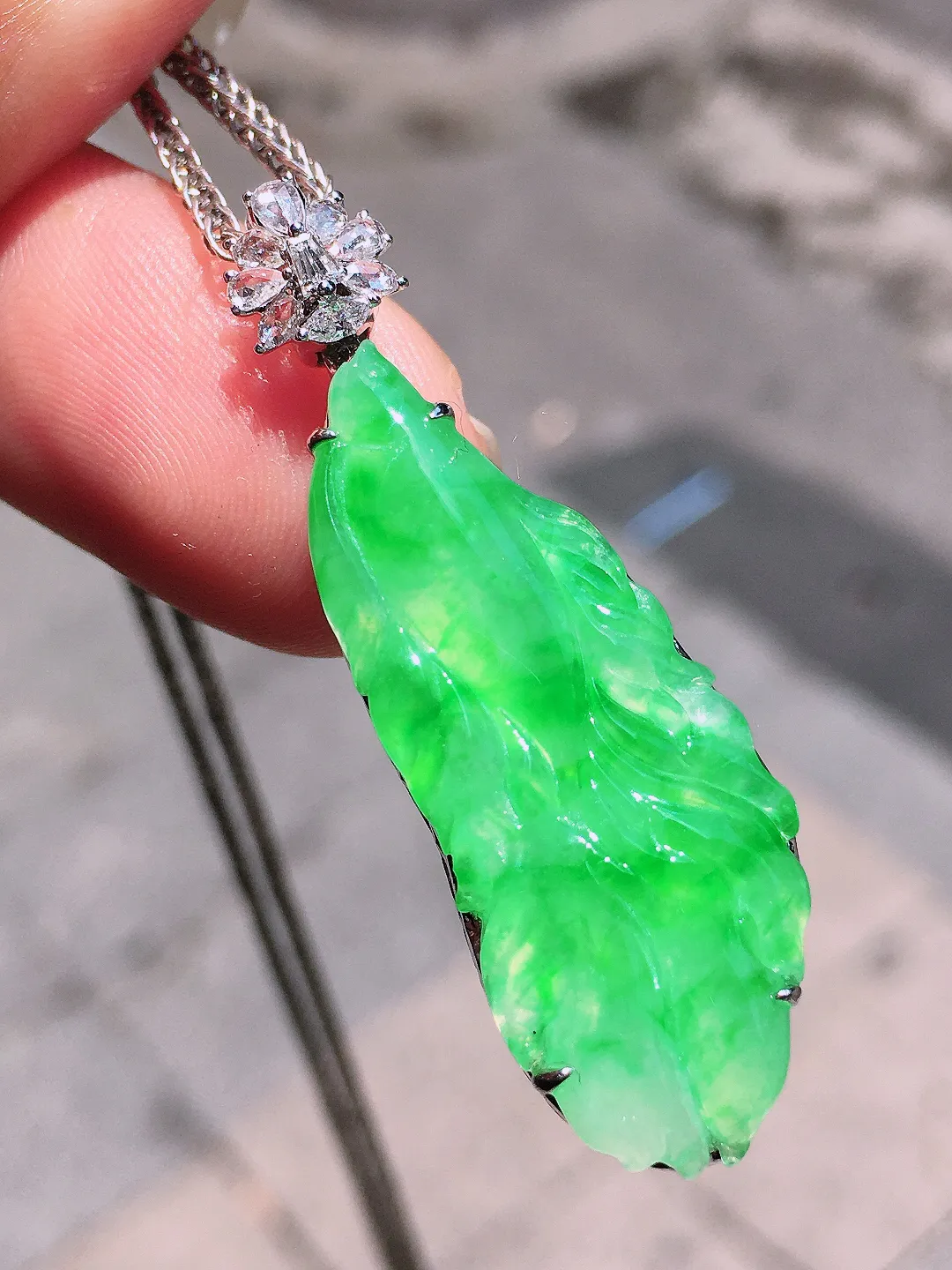 阳绿【年年有余】吊坠，色泽均匀艳丽，玉质细腻，荧光感超
强，饱满圆润，气质满满。18k
金豪华镶嵌