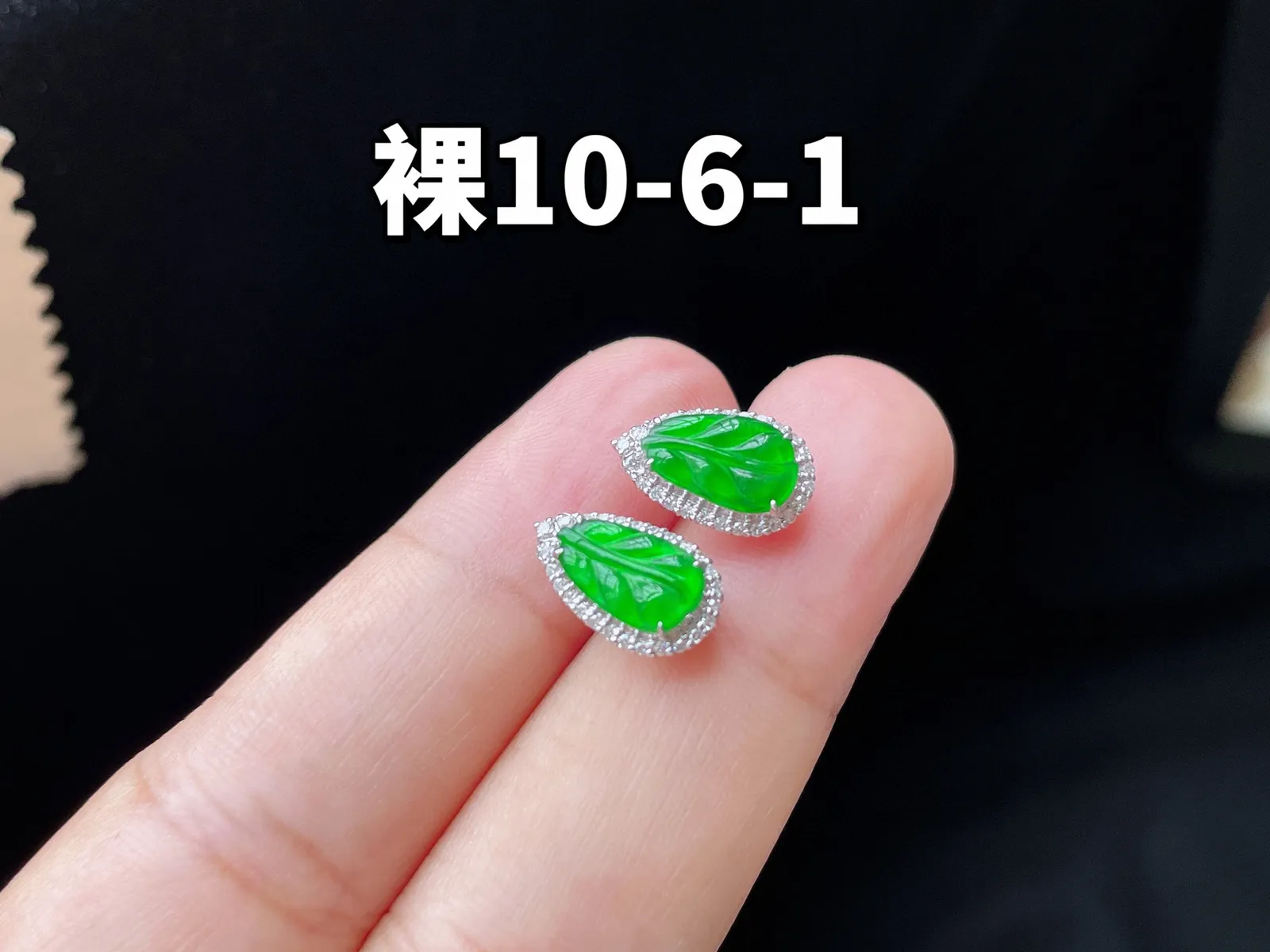 18K 满色阳绿·叶子耳钉

裸10-6-1