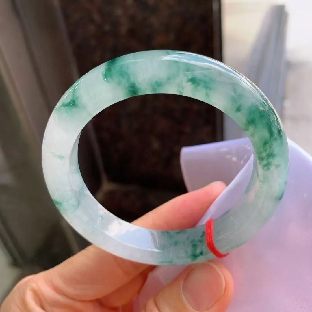 飘花正圈
尺寸：55.6-11.8-9.5
花型好，底色均匀，种水很好，晶体细，卖相不错，上手效果好