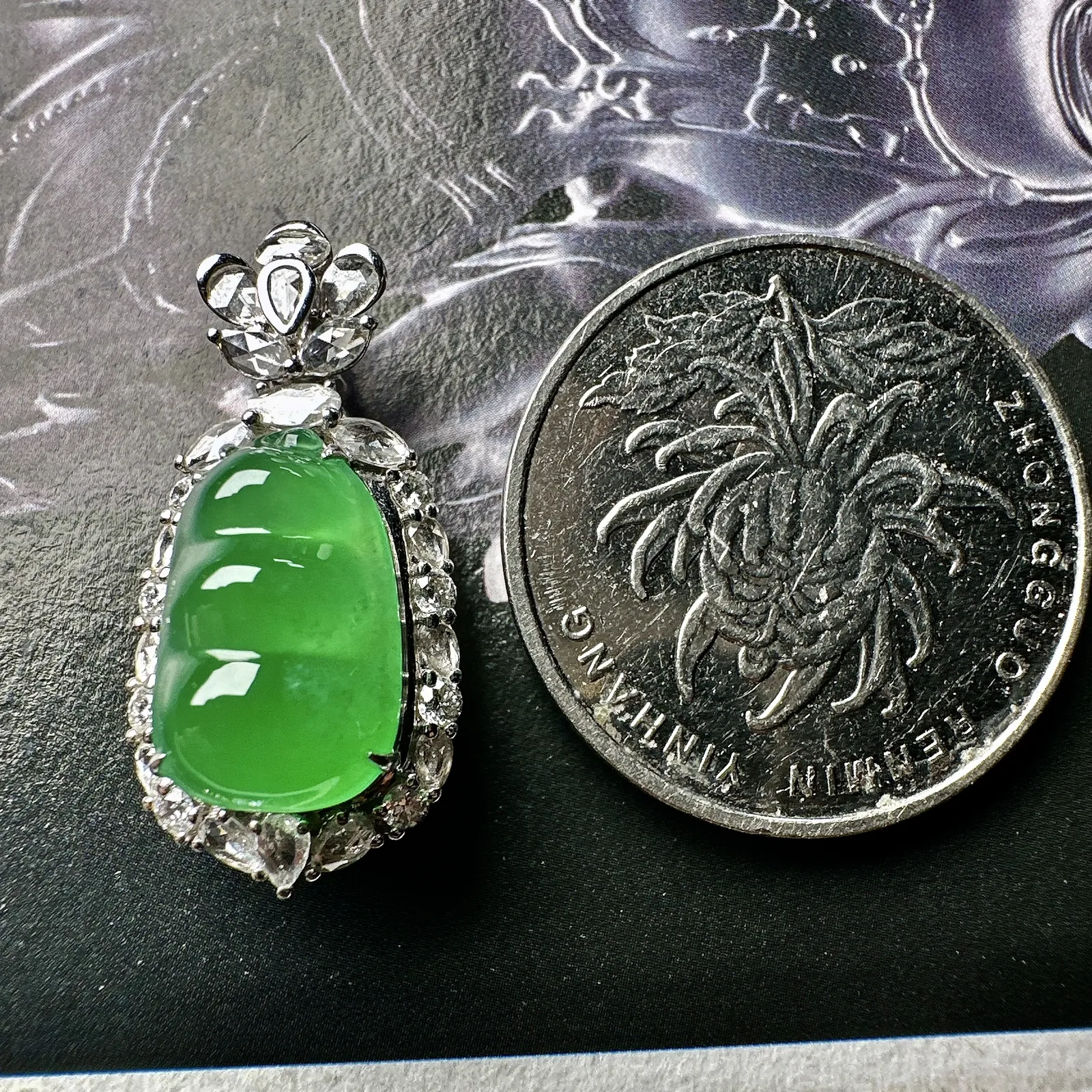 【冰种满绿福豆】种地上乘，冰感十足，通透起光，饱满圆润，裸石尺寸14*8.7*4.6毫米。