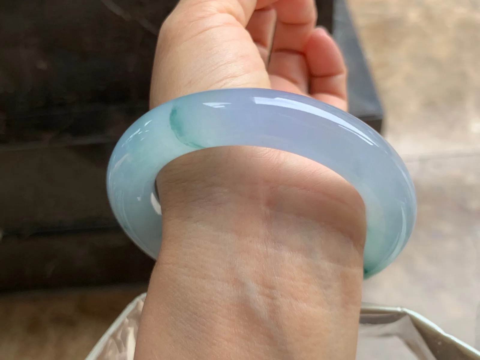 56-12.5mm
冰种飘花圆条手镯 冰透水润 起胶的料子 条形优秀 上手漂亮