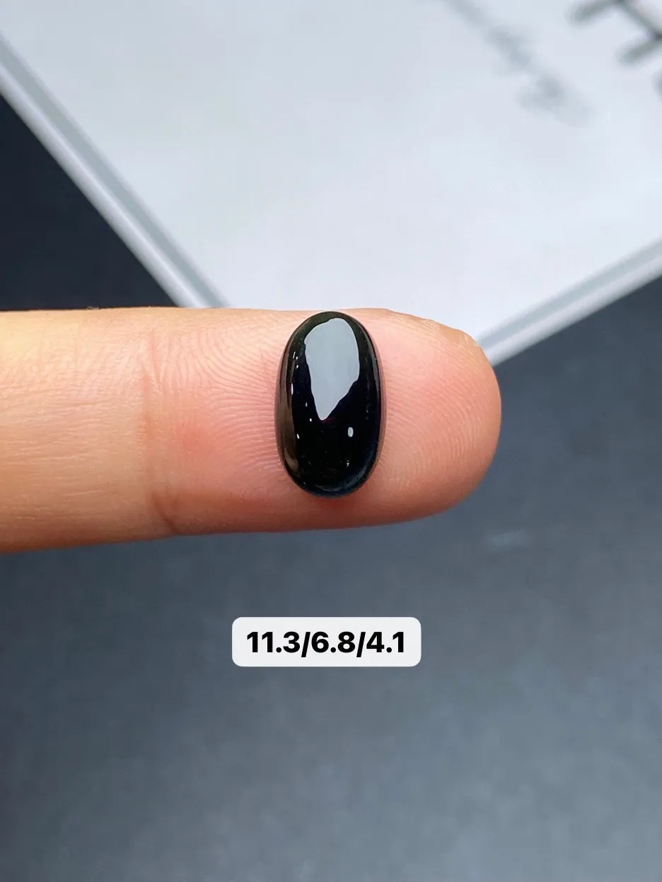 【墨翠裸石】
黑度好 灯打通透  品相饱满 尺寸11.3