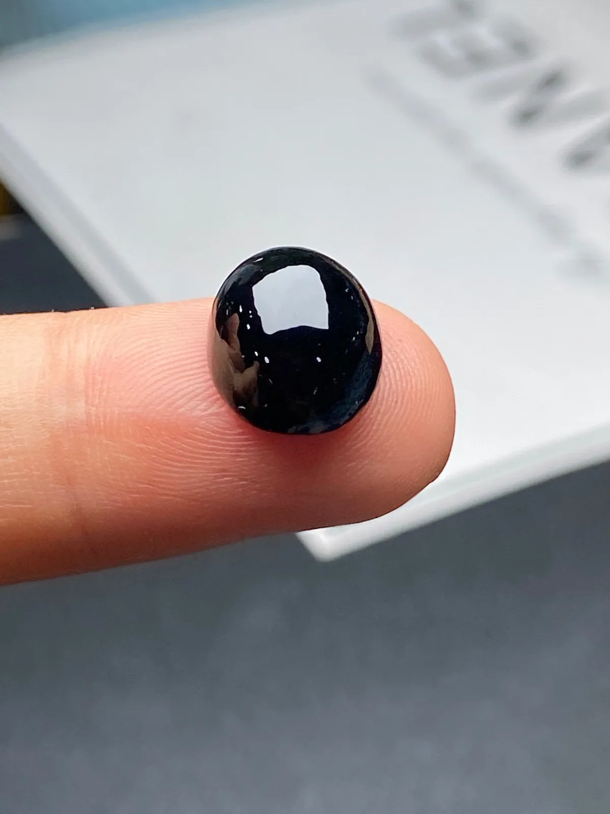 【墨翠裸石】
黑度油黑 灯打通透  品相饱满大气 尺寸12.3mm