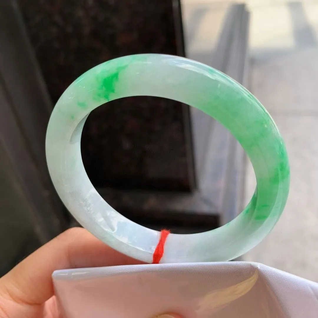 带色正圈
尺寸：56.5-11.5-8.9
色辣辣，底色均匀，种水很好，晶体细，卖相不错，上手效果好