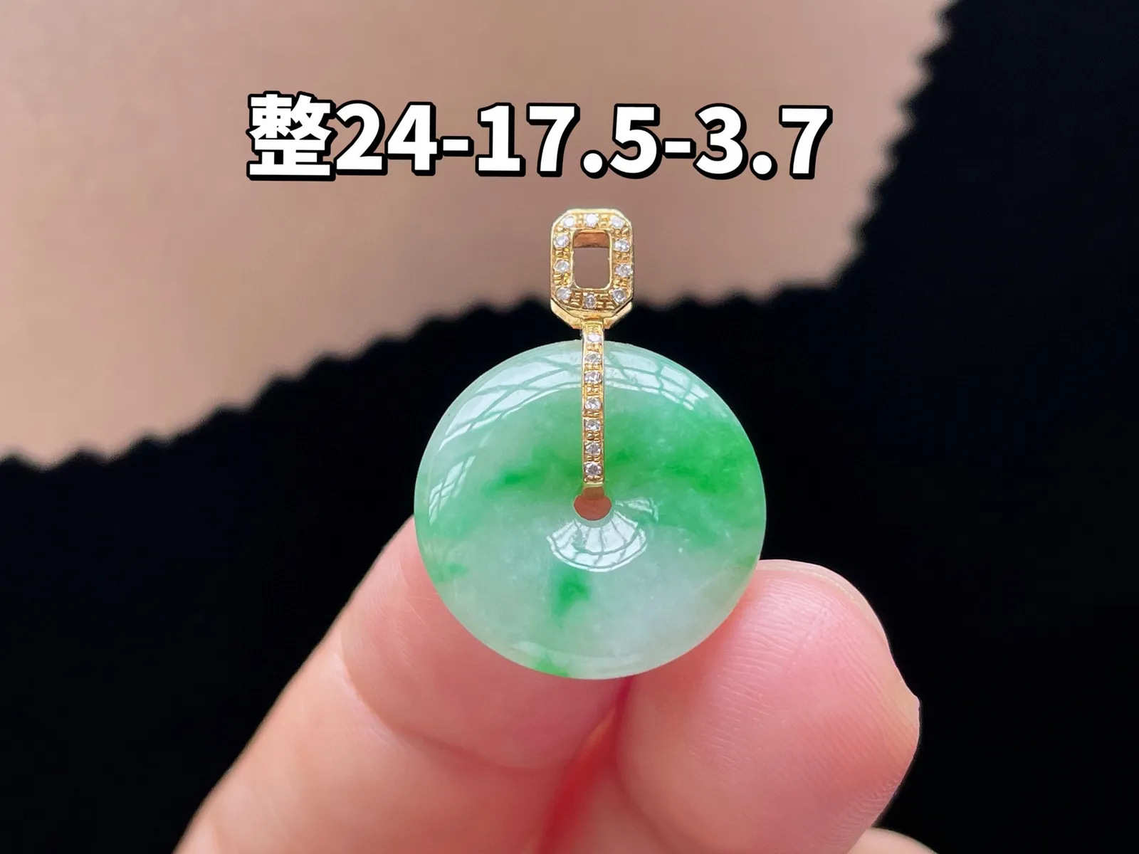 18K 冰种飘绿·平安扣

整24-17.5-3.7