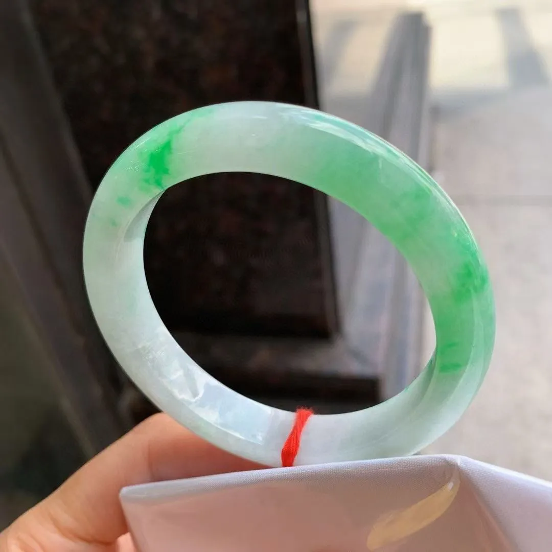 带色正圈
尺寸：56.5-11.5-8.9
色辣辣，底色均匀，种水很好，晶体细，卖相不错，上手效果好