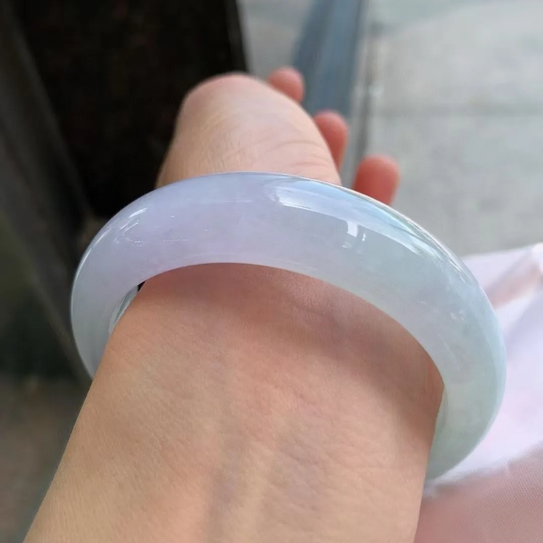 春彩正圈
尺寸：60-16.2-9.2
特色春彩，底色均匀，种水很好，晶体细，卖相不错，上手效果好，大圈口版型好