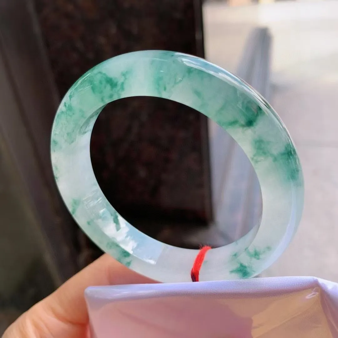 飘花正圈
尺寸：55.6-11.8-9.5
花型好，底色均匀，种水很好，晶体细，卖相不错，上手效果好