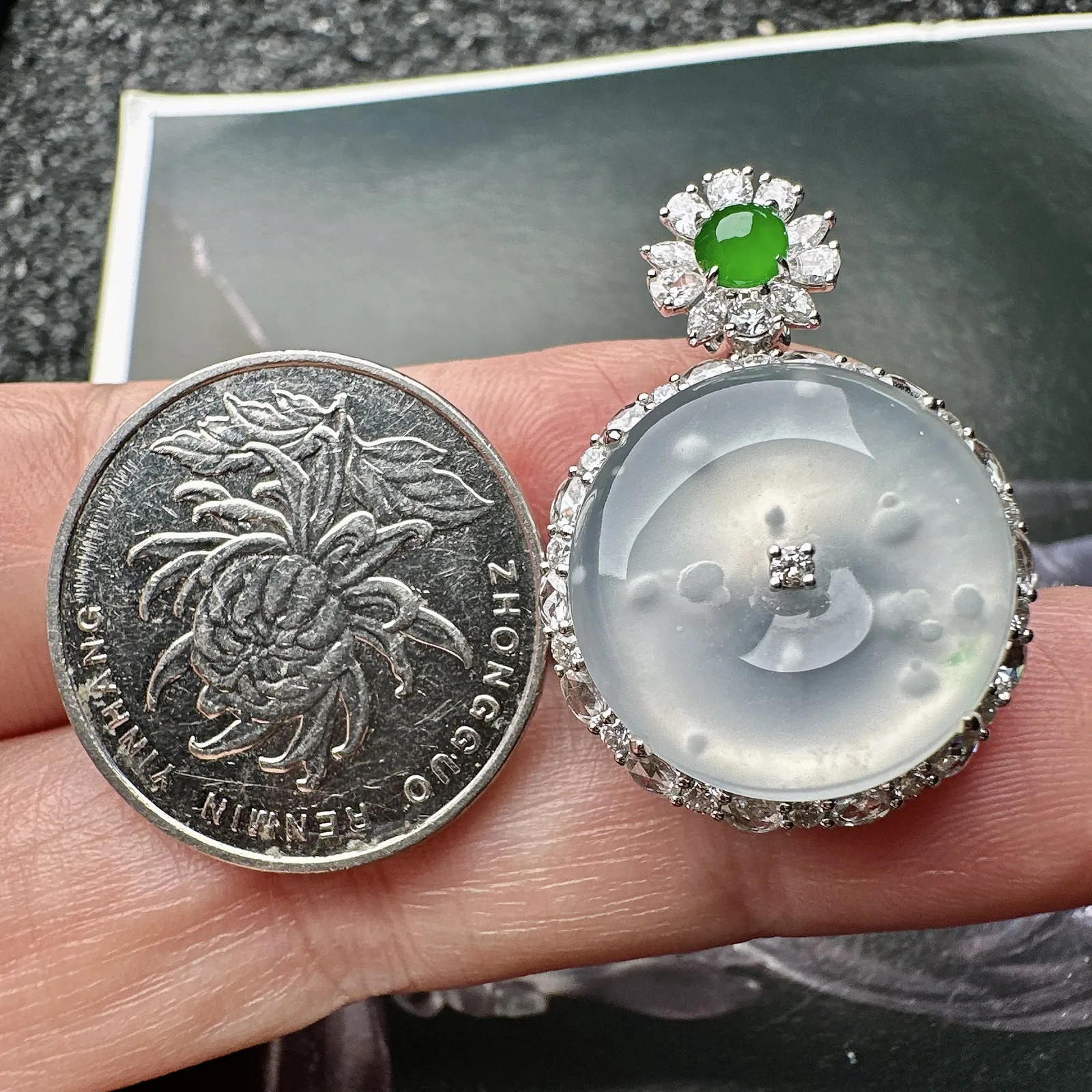【玻璃种雪花棉平安扣】木那老坑料，质地细腻，冰润十足，种老冰透，荧光闪耀，18k金钻镶嵌，裸石尺寸18*3.7毫米