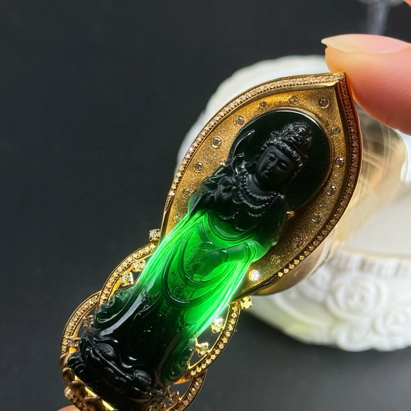 精品18k墨翠站观音 种好色正 黑度极好 打灯通透 油性十足 尺寸63.3