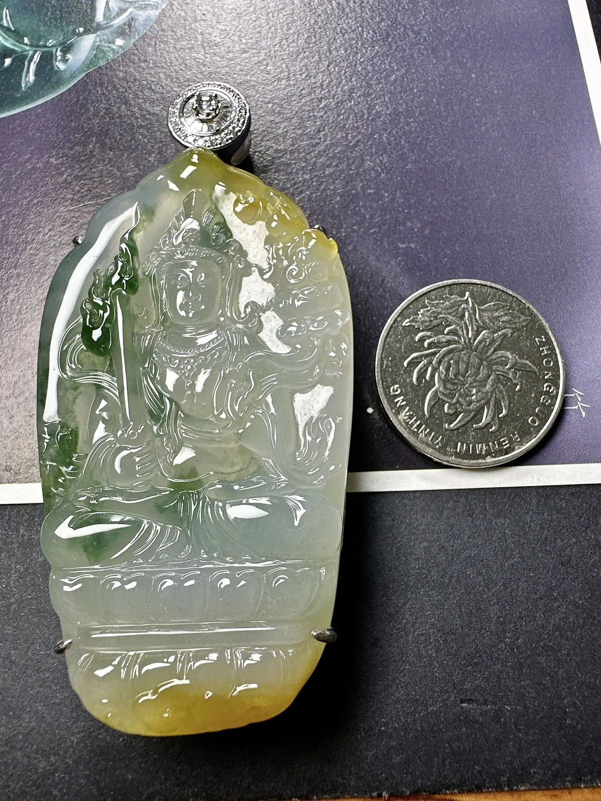 【冰种三彩千手观音牌】非常厚装，底子纯净，冰透闪亮，起强荧光，质地强烈，美感十足，人物雕琢精美，开脸生动形象，体态自然端庄，18k金钻镶嵌，裸石尺寸70.8*38.2*7.6毫米