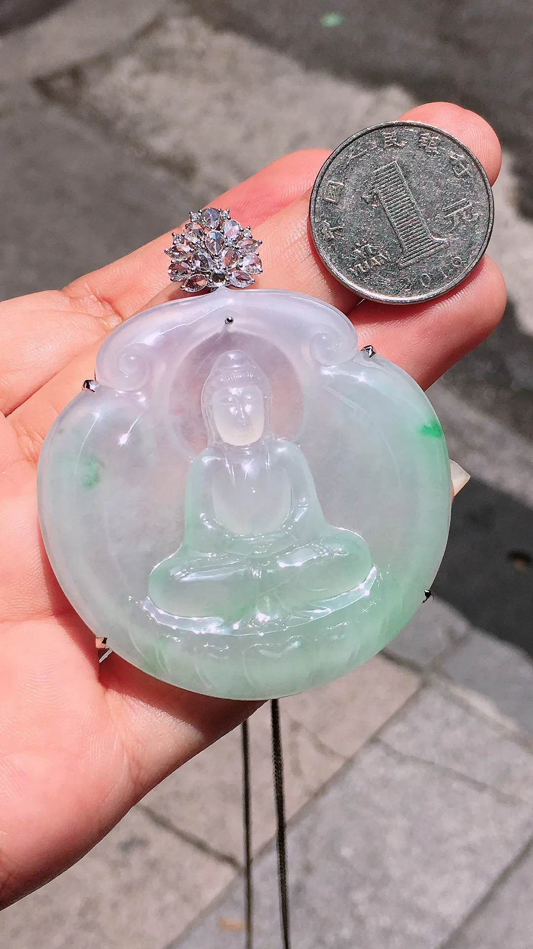 飘绿观音吊坠，色泽艳丽，玉质细腻，荧光感超
强，饱满圆润，气质满满。18k
金豪华镶嵌