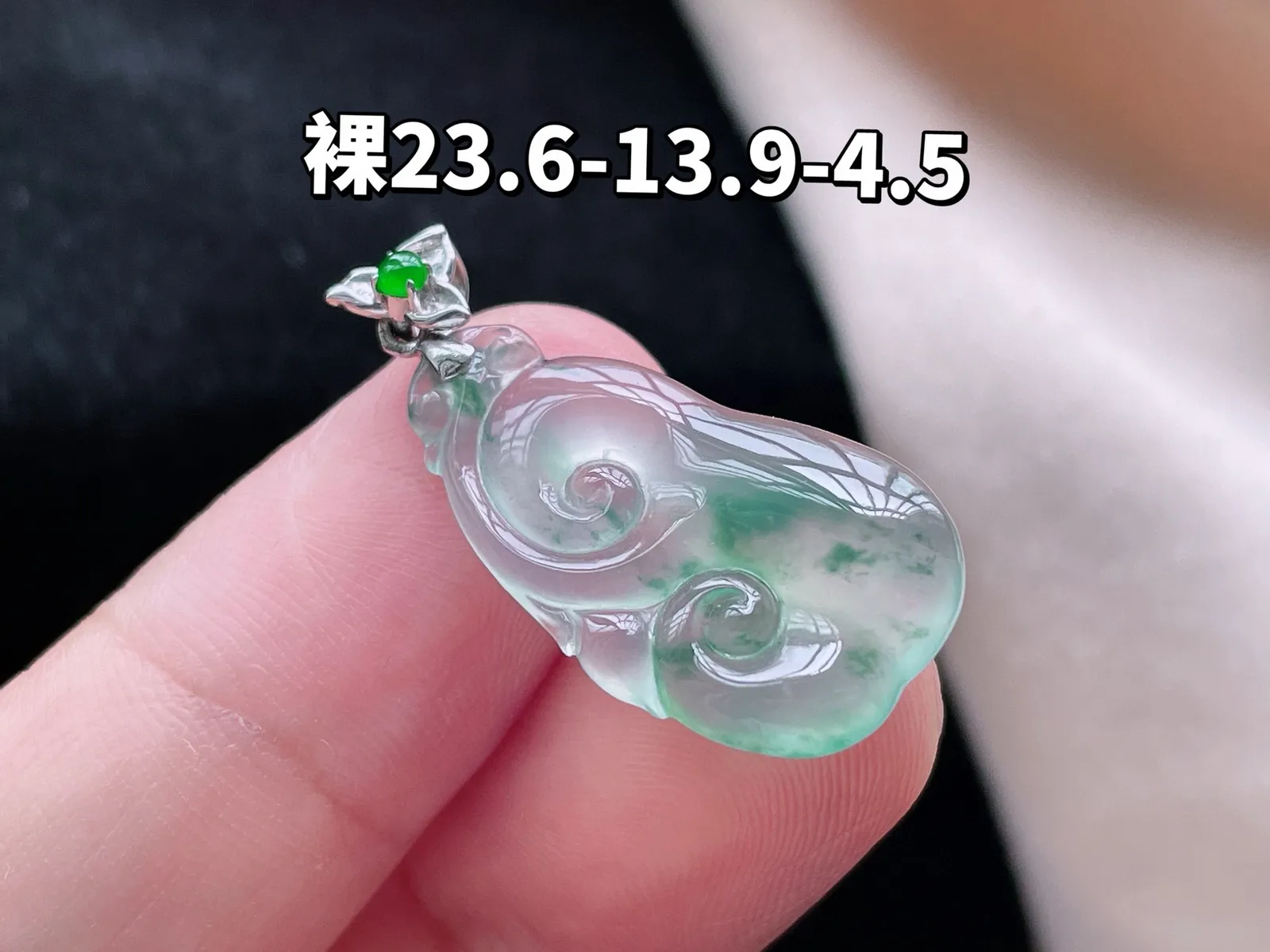 18K 冰种飘花·如意

裸23.6-13.9-4.5