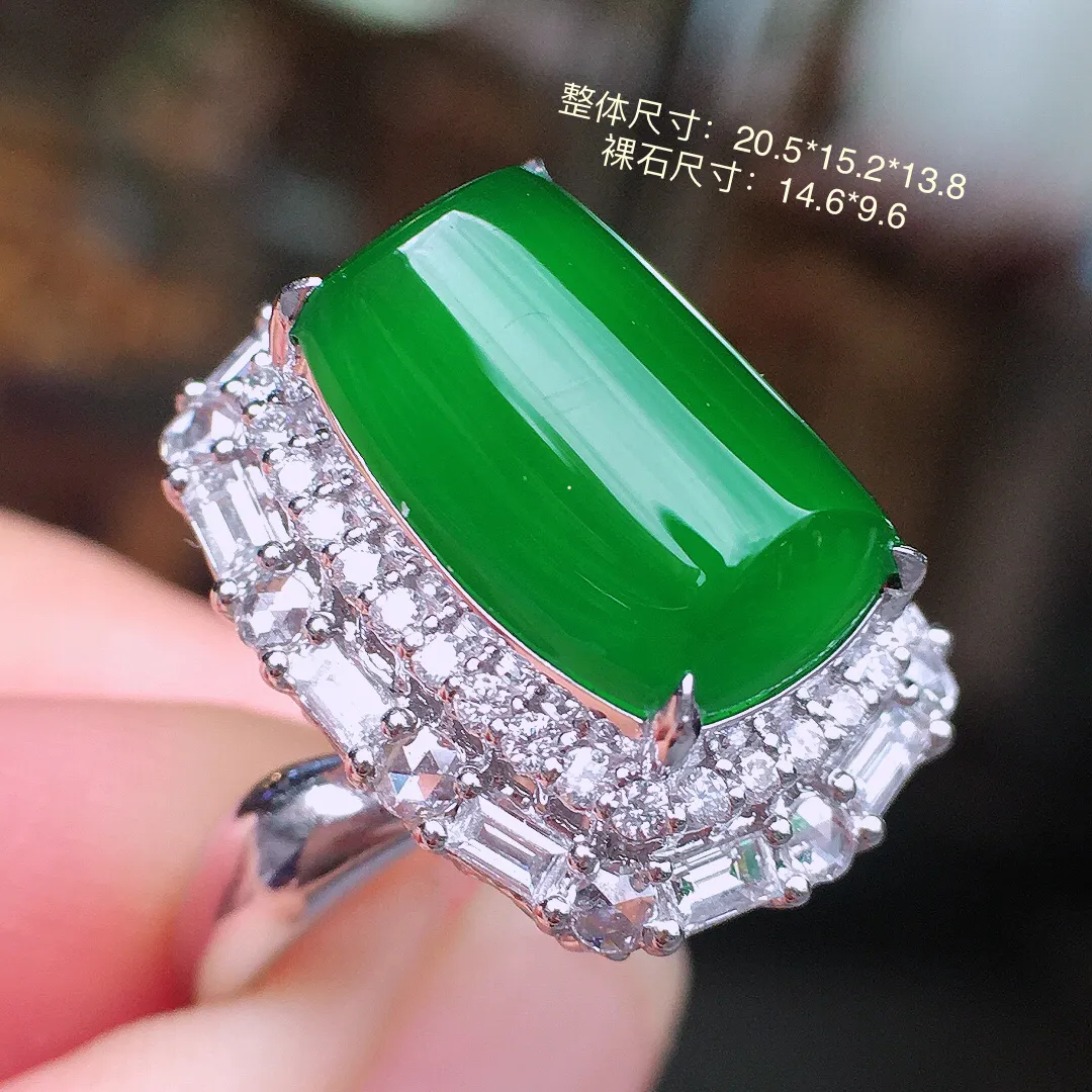 满绿马鞍戒指，色泽均匀浓郁，玉质细腻，荧光感超
强，饱满圆润，气质满满。18k
金豪华镶嵌