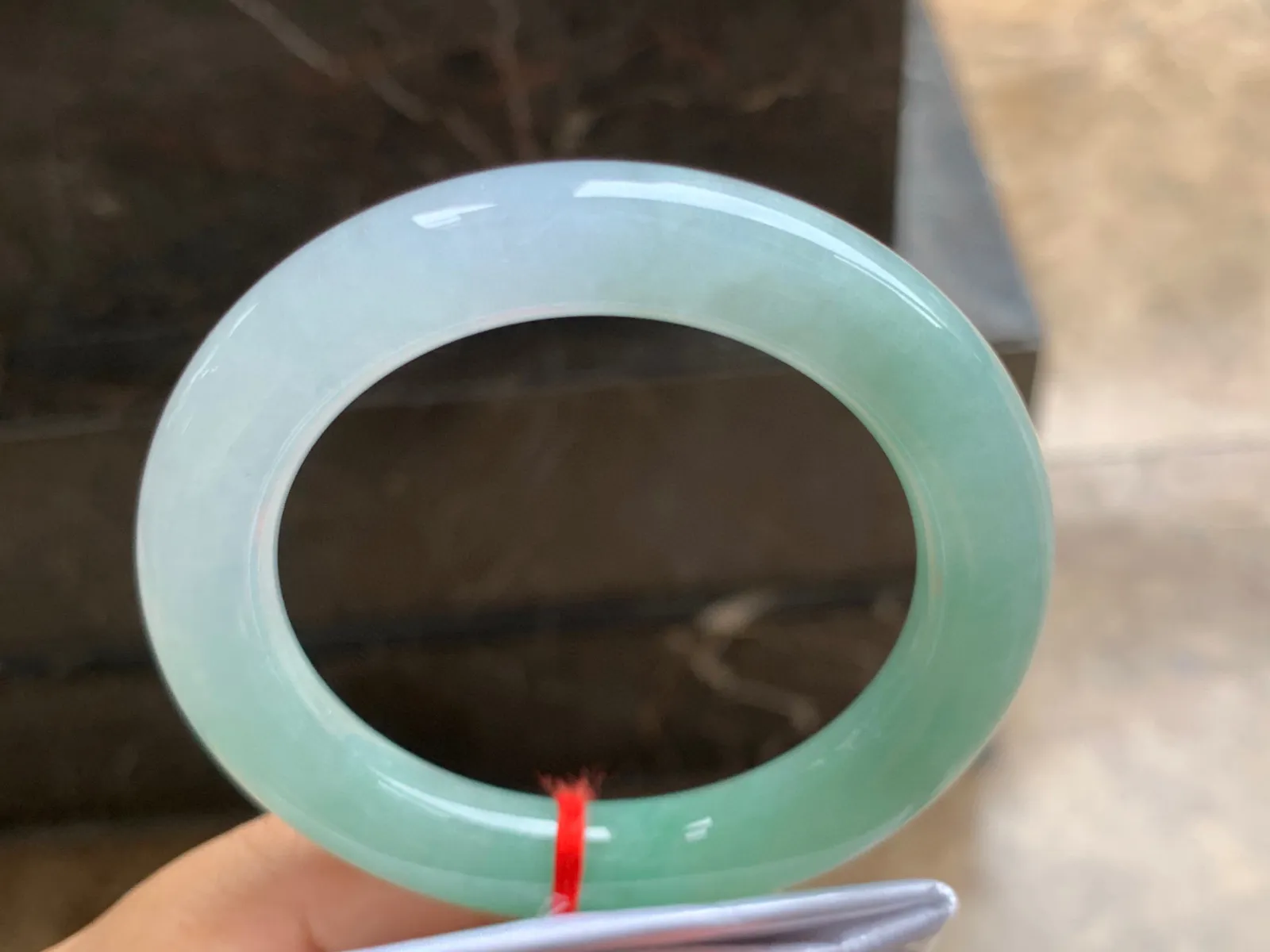 56-11mm
带色圆条手镯 底子细腻 颜色清新