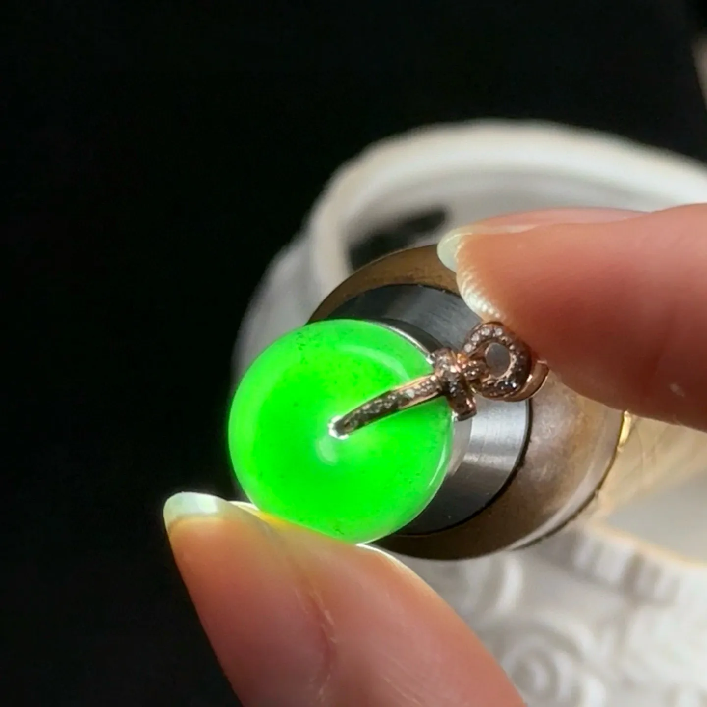 精品墨翠平安扣吊坠 种好色正 黑度极好 打灯通透 油性十足 尺寸20