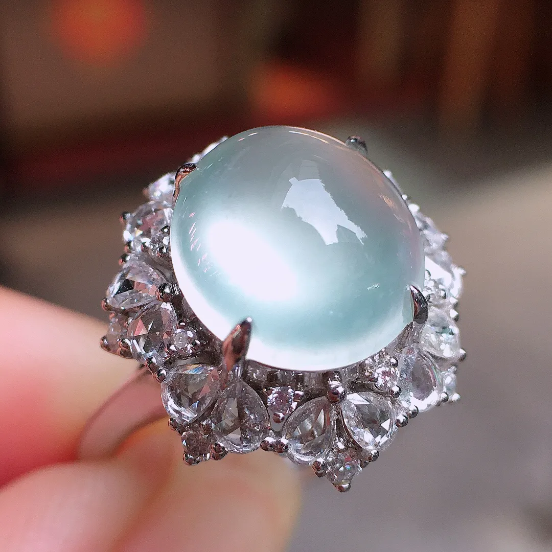 冰种蛋面戒指，玉质细腻，荧光感超
强，饱满圆润，气质满满。18k
金豪华镶嵌
