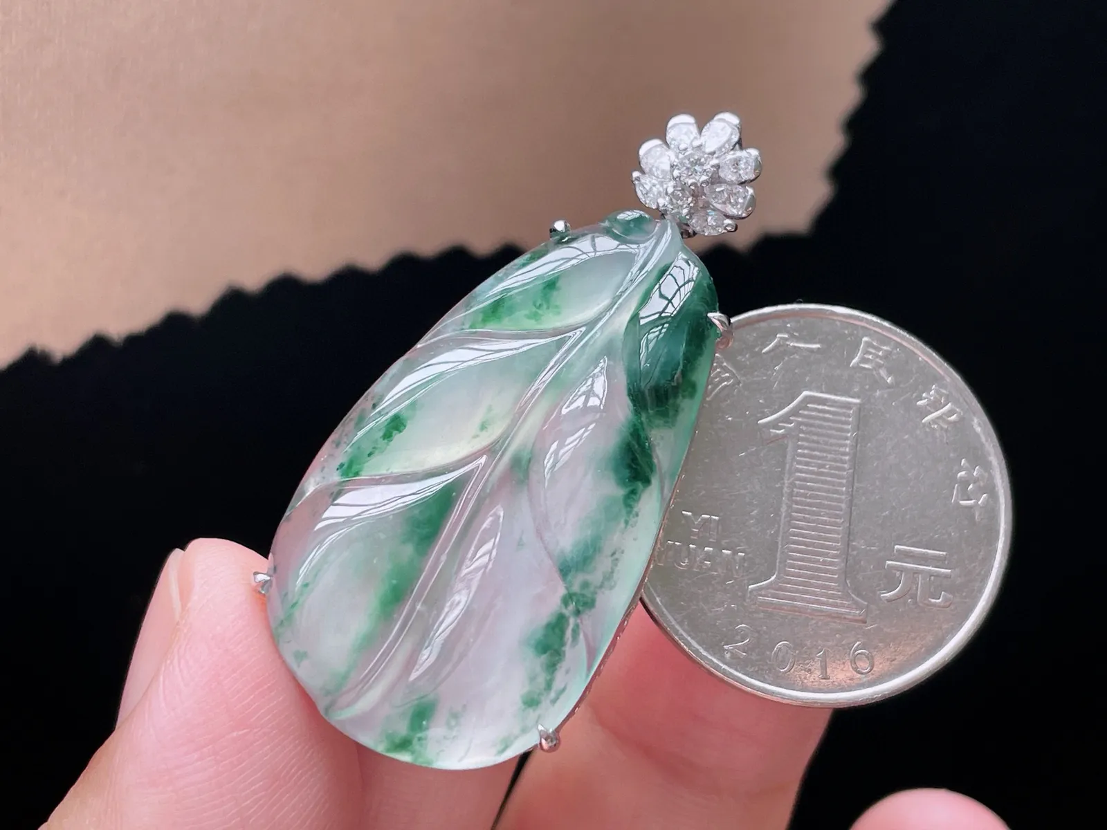 18K 冰种飘花·叶子

裸35-21-3.2