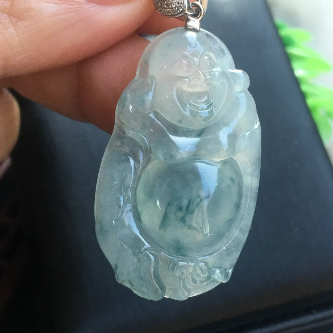 推荐【冰飘蓝花佛公】水润冰透，透光可见星点雪花棉，种老起光，细腻，胶感十足，飘正蓝花，飘花优雅，品相佳～～48.2*38.2*23.1*8.6 毫米，厚装饱满，这种品质和厚度超值～～