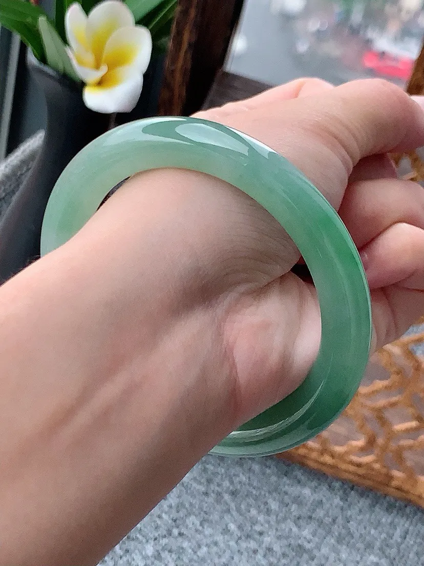 a货翡翠老坑飘绿圆条手镯57-58圈口 尺寸57.5×9.8mm 重量57.60g 0618Km