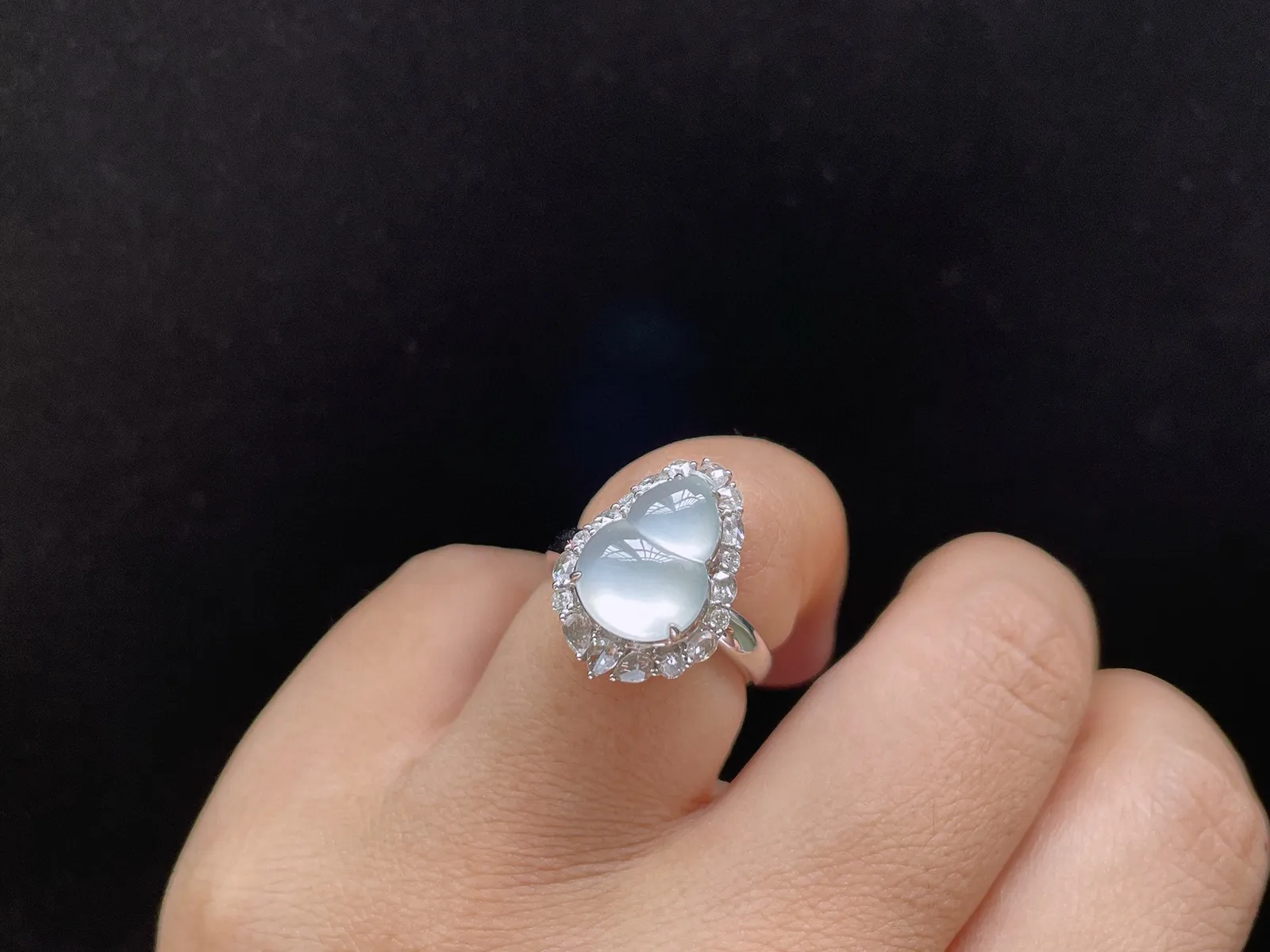 18K 冰种·葫芦戒指

裸13.5-9.9-3.5
内径17.2