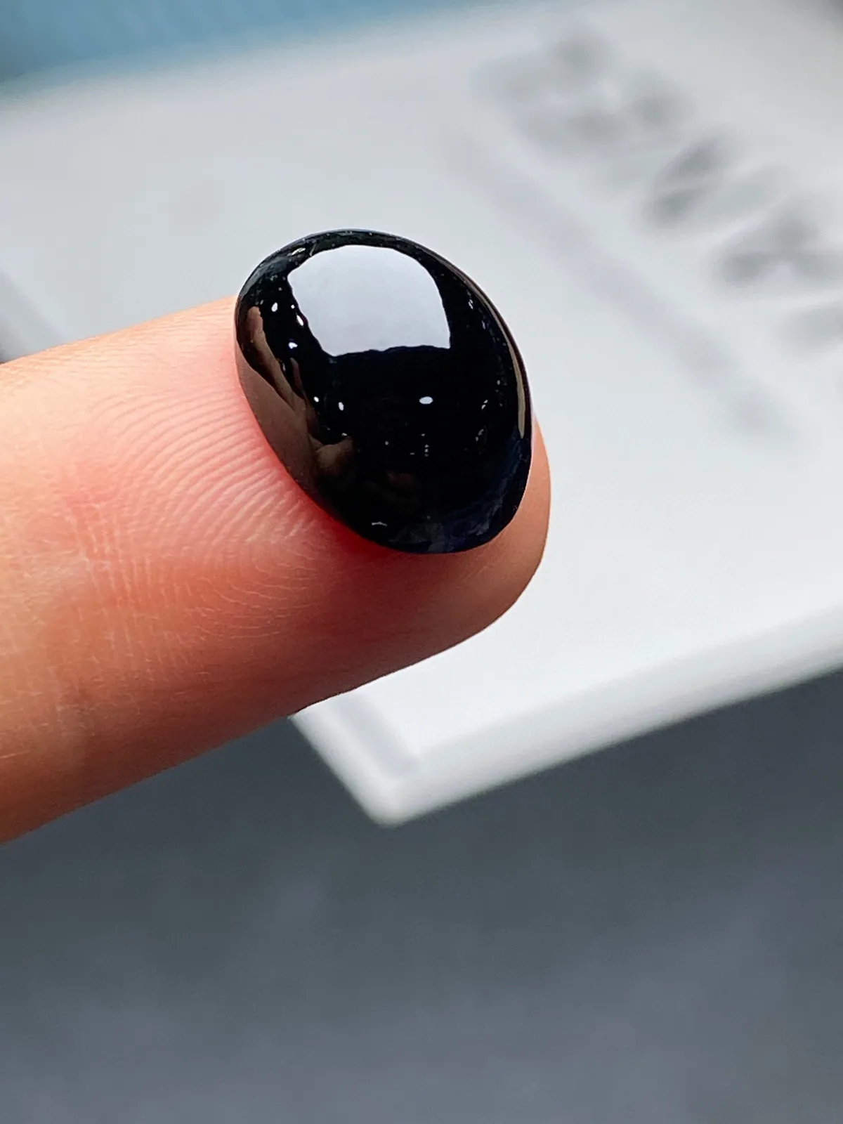【墨翠裸石】
黑度油黑 灯打通透  品相饱满大气 尺寸12.3mm