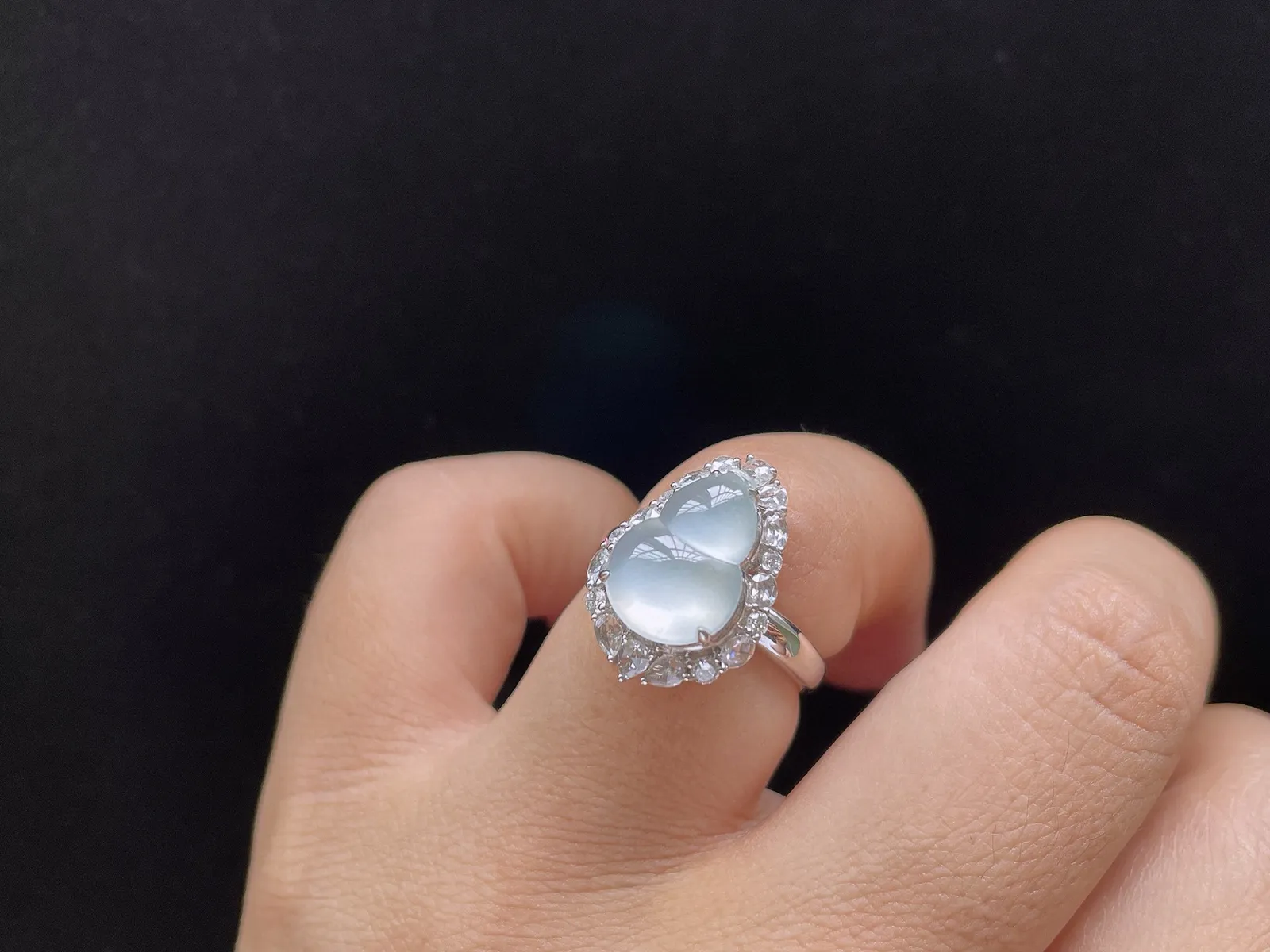 18K 冰种·葫芦戒指

裸13.5-9.9-3.5
内径17.2