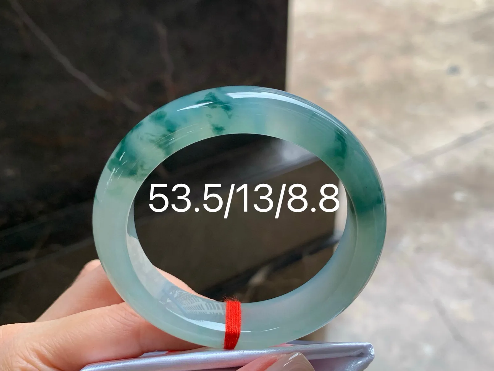 冰飘花手镯
种好水润 53.5/13/8.8mm