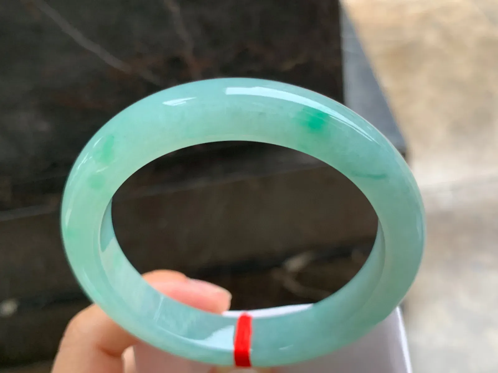 61-12.5-9mm
带色大圈口手镯 水润清新 超大圈口