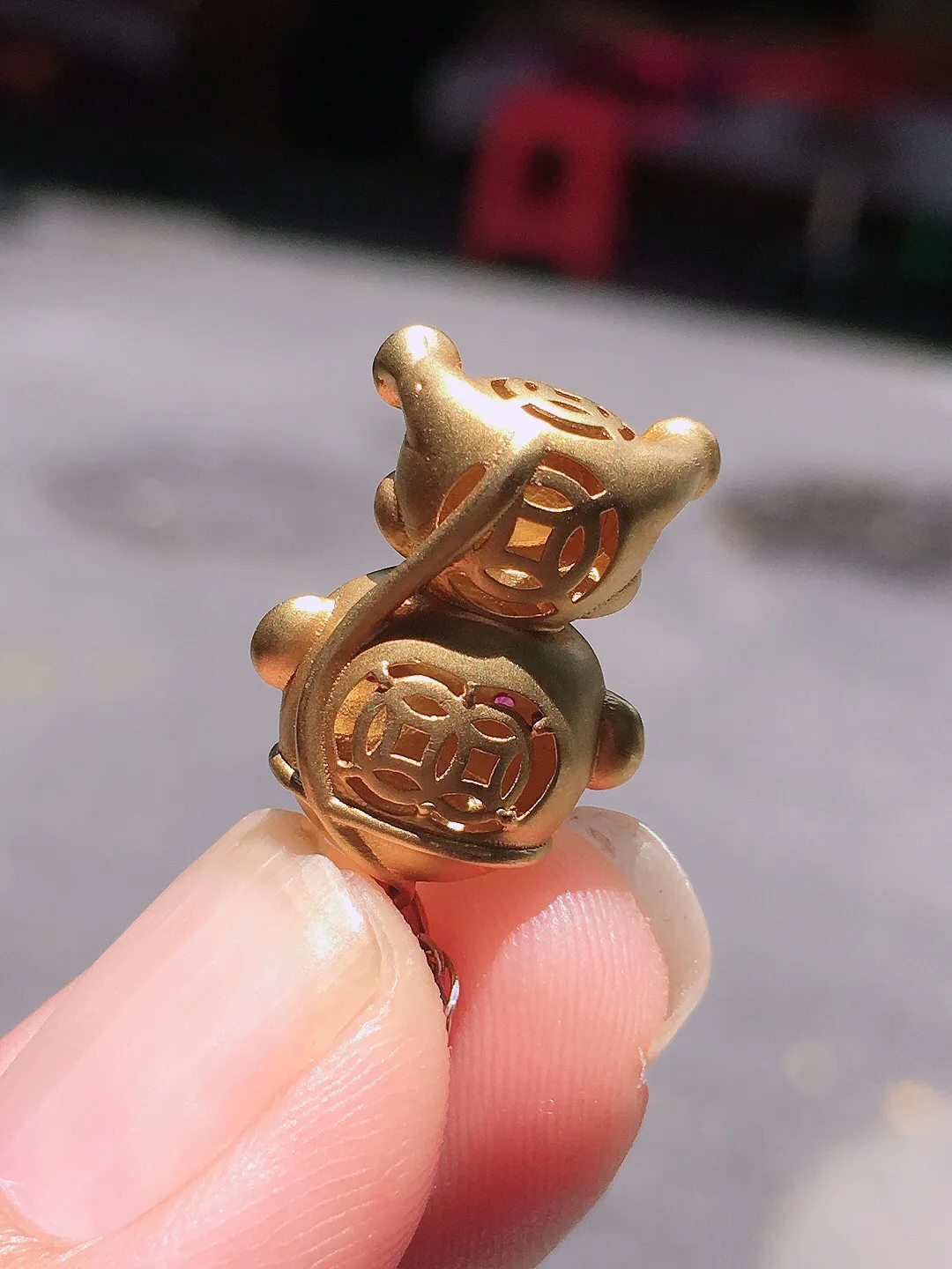阳绿【孙悟空】吊坠，色泽均匀艳丽，玉质细腻，荧光感超
强，饱满圆润，气质满满。18k
金豪华镶嵌