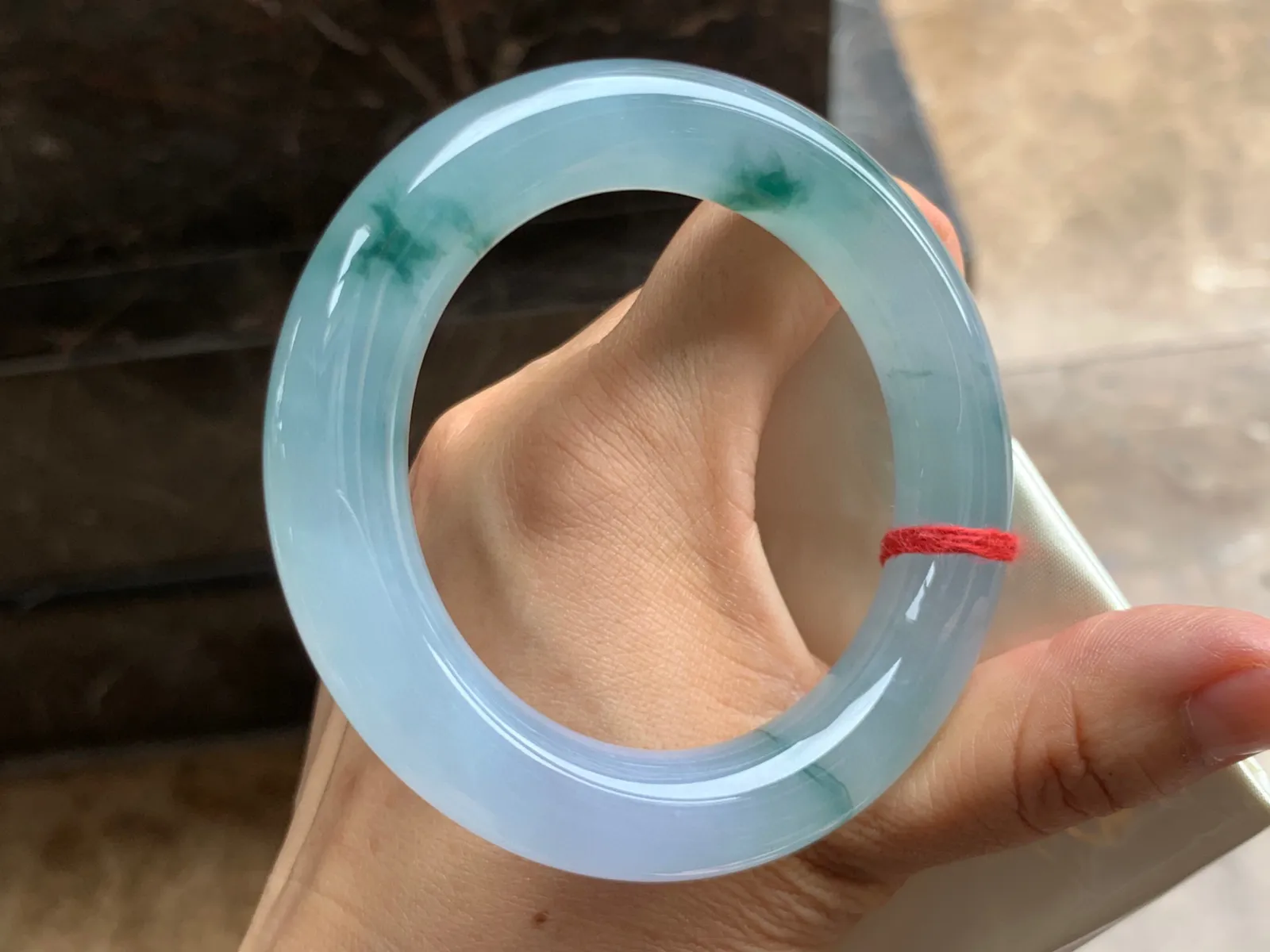 56-12.5mm
冰种飘花圆条手镯 冰透水润 起胶的料子 条形优秀 上手漂亮